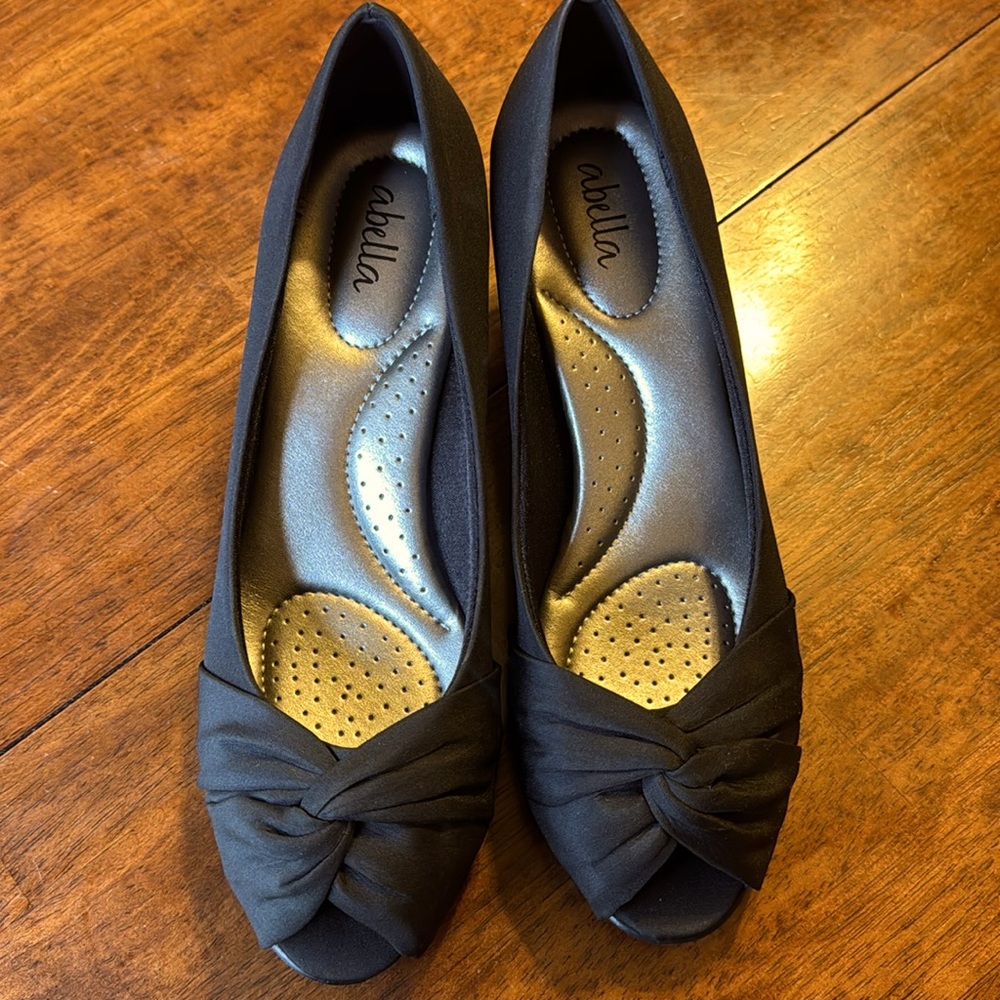 Abella dress shoes with not at toe lots of cushion black size 6 NWT